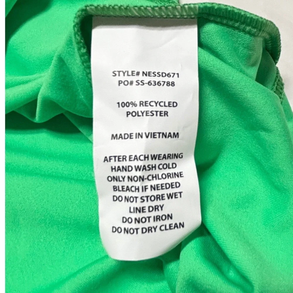 Nike Swim Mens Rash Guard Size Medium Digi Swoosh Green NESSD671-380 UPF 40+ NWT